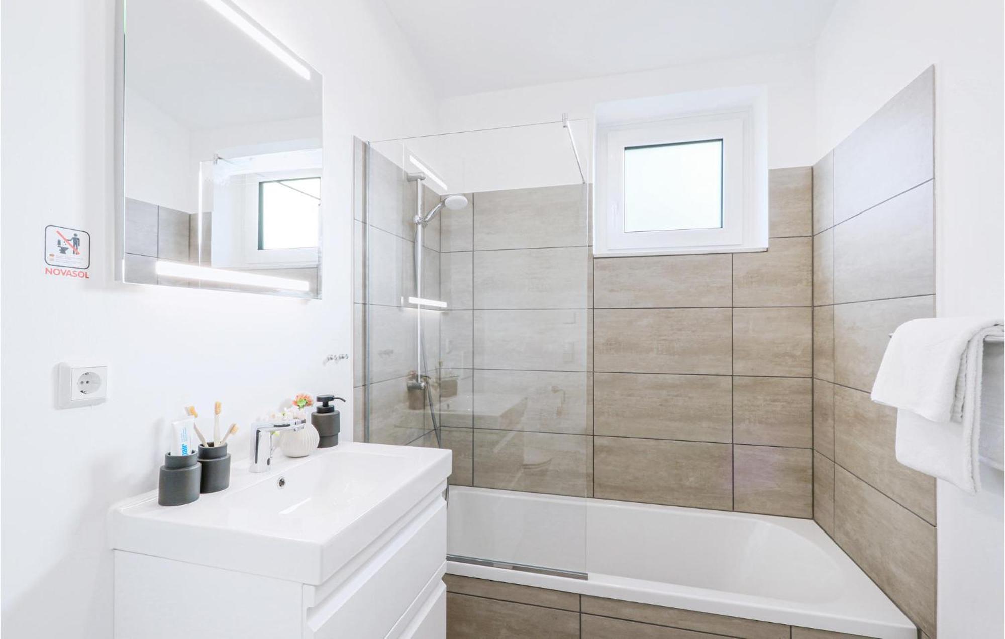 3 Bedroom Awesome Home In Lembruch-Duemmer See Bagian luar foto